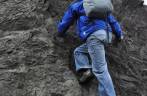 Relembrando as técnicas de escalada em rocha em um bolder na Ruby Beach, no Olympic National Park, no estado de Washington, oeste dos Estados Unidos